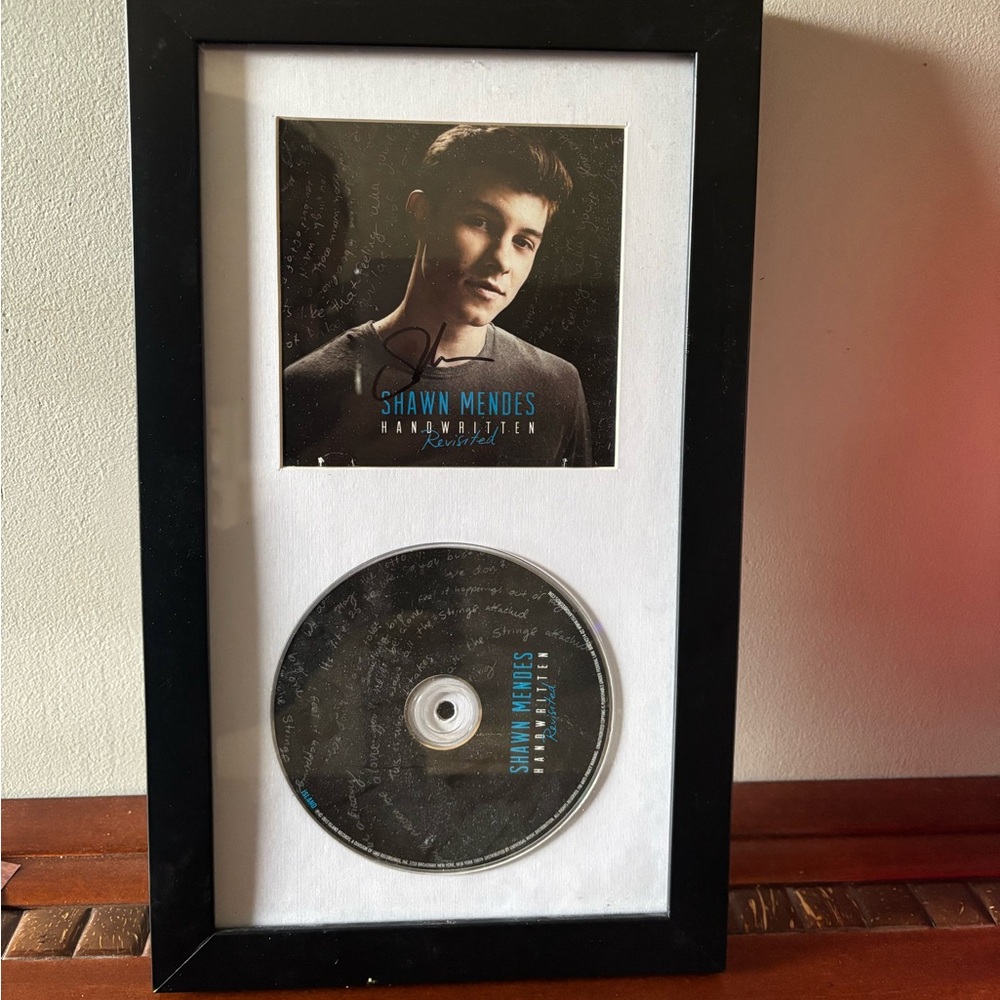 SIGNED Shawn Mendes
CD/Picture Frame
